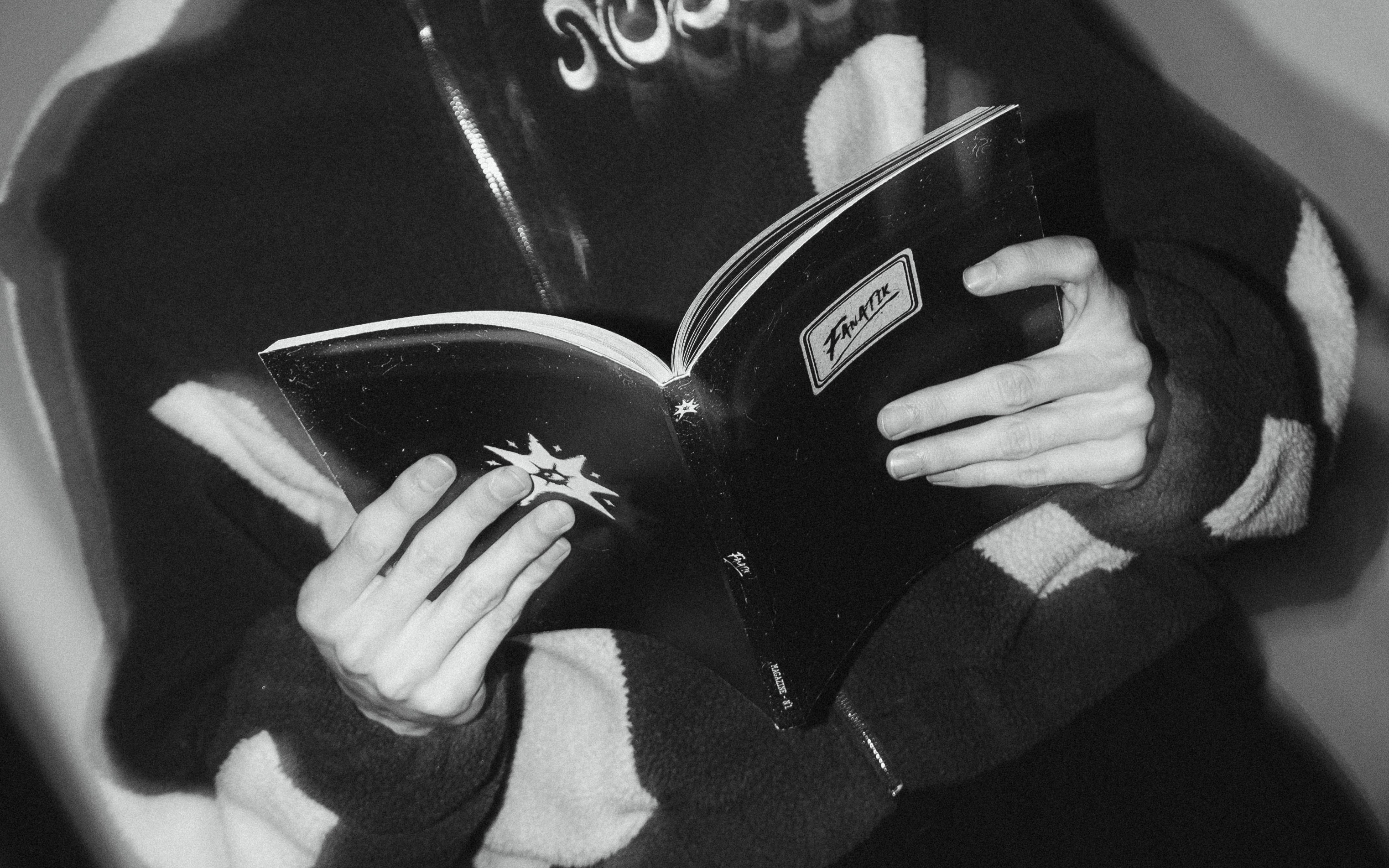 Livre Fanatik dans des mains