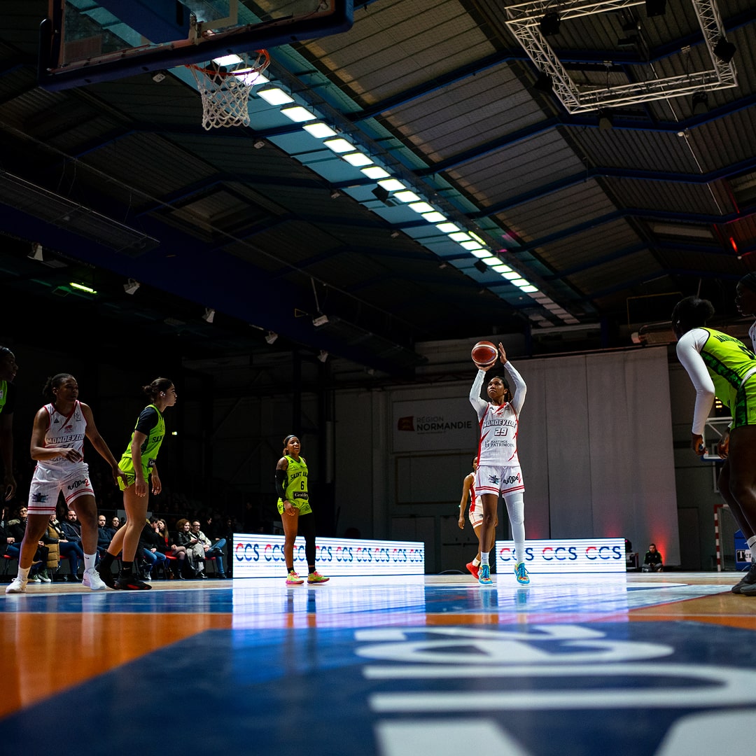 Match USOM contre équipe en vert dans la raquette