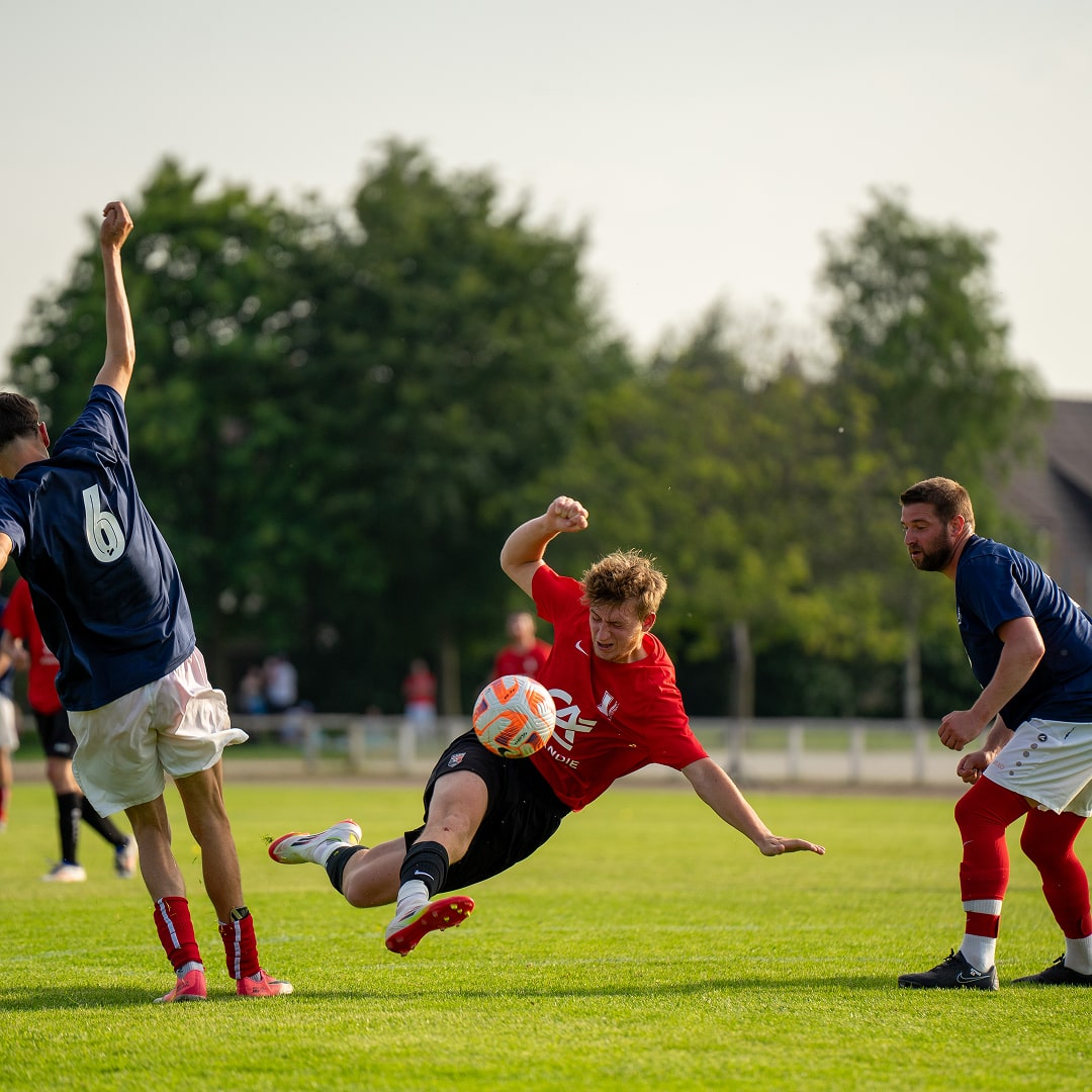 Joueur de football réalisant une frappe