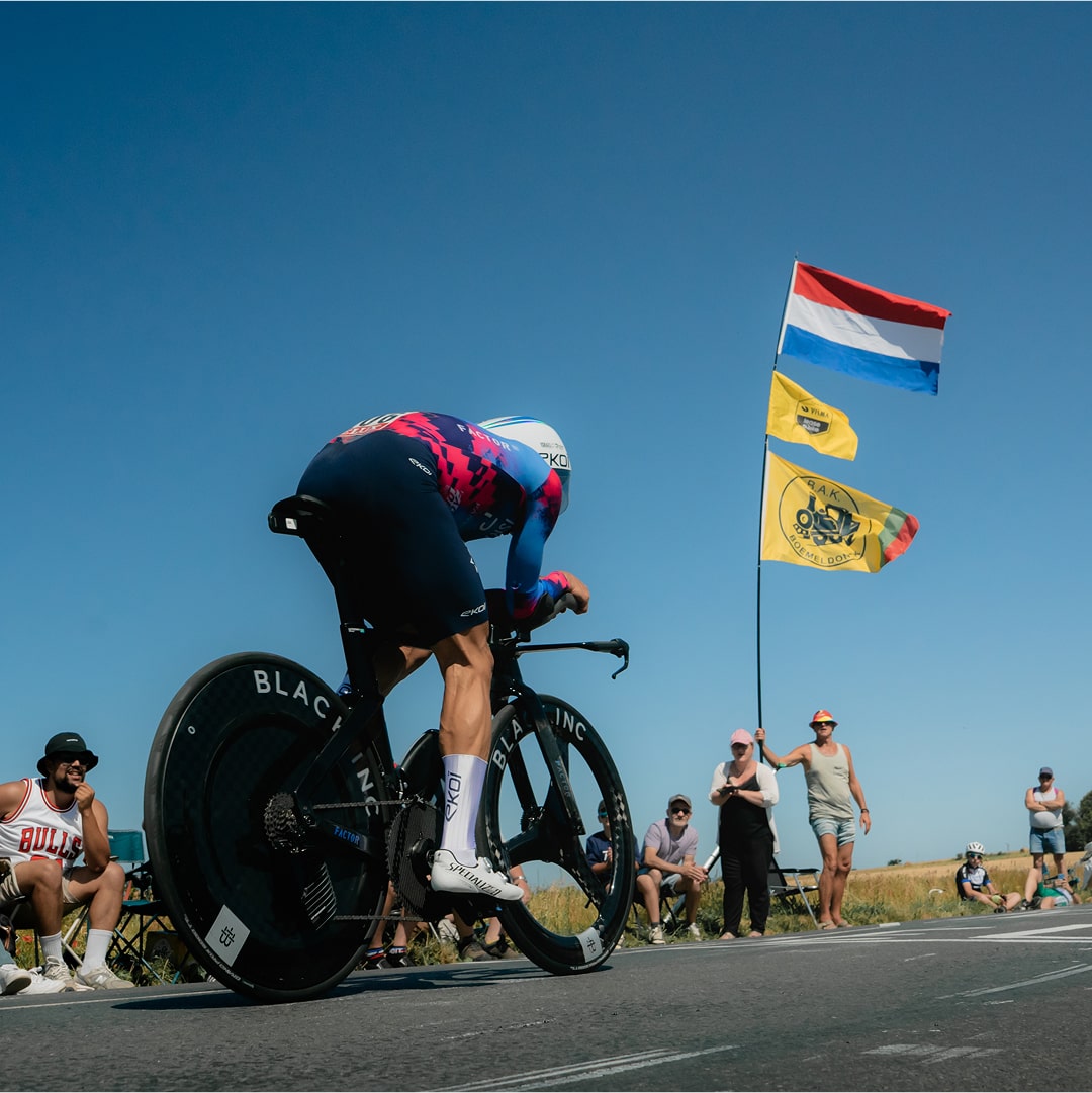 Cycliste en compétition avec drapeaux hollandais en arrière-plan