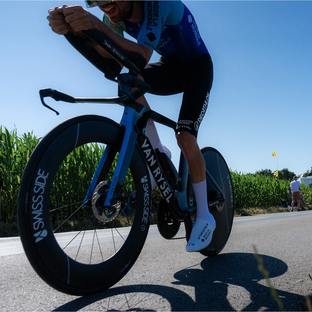Cycliste concentré en position aérodynamique