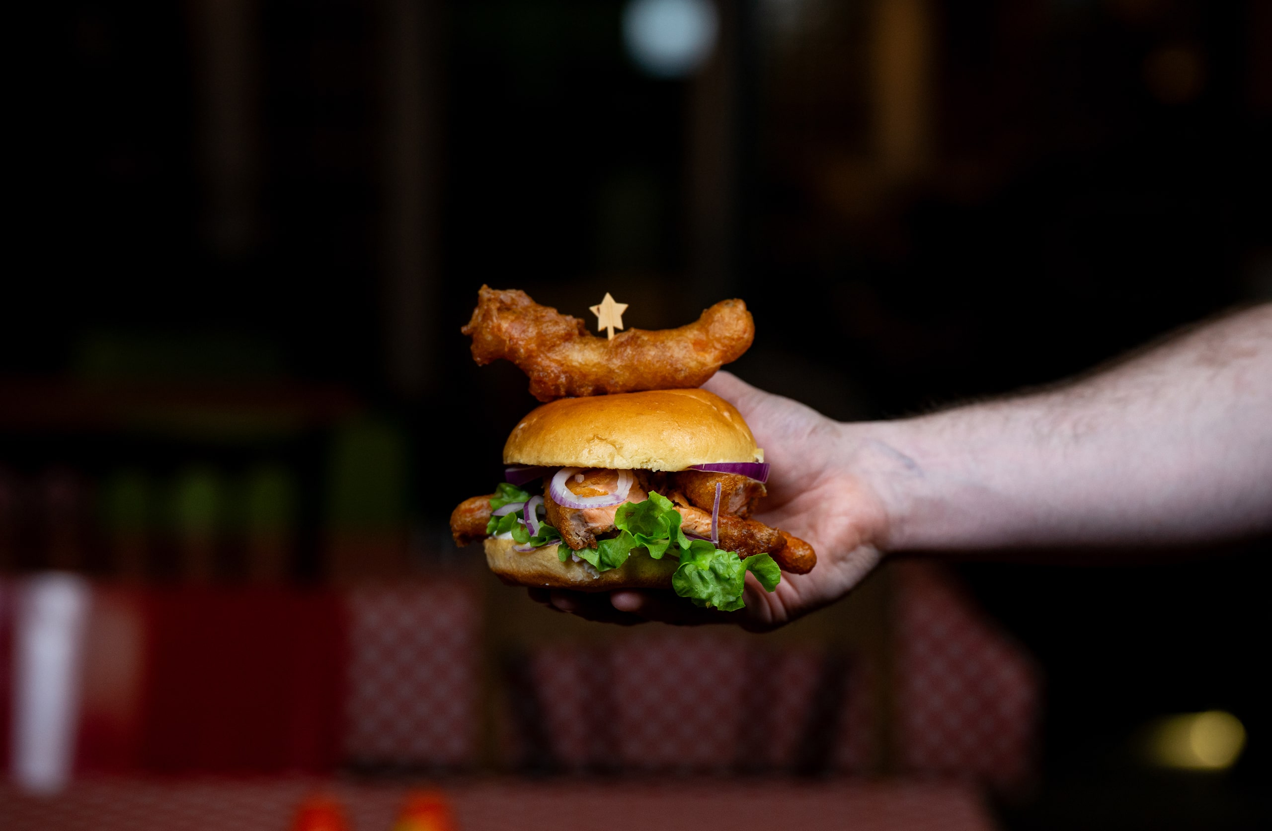 Burger dans une main