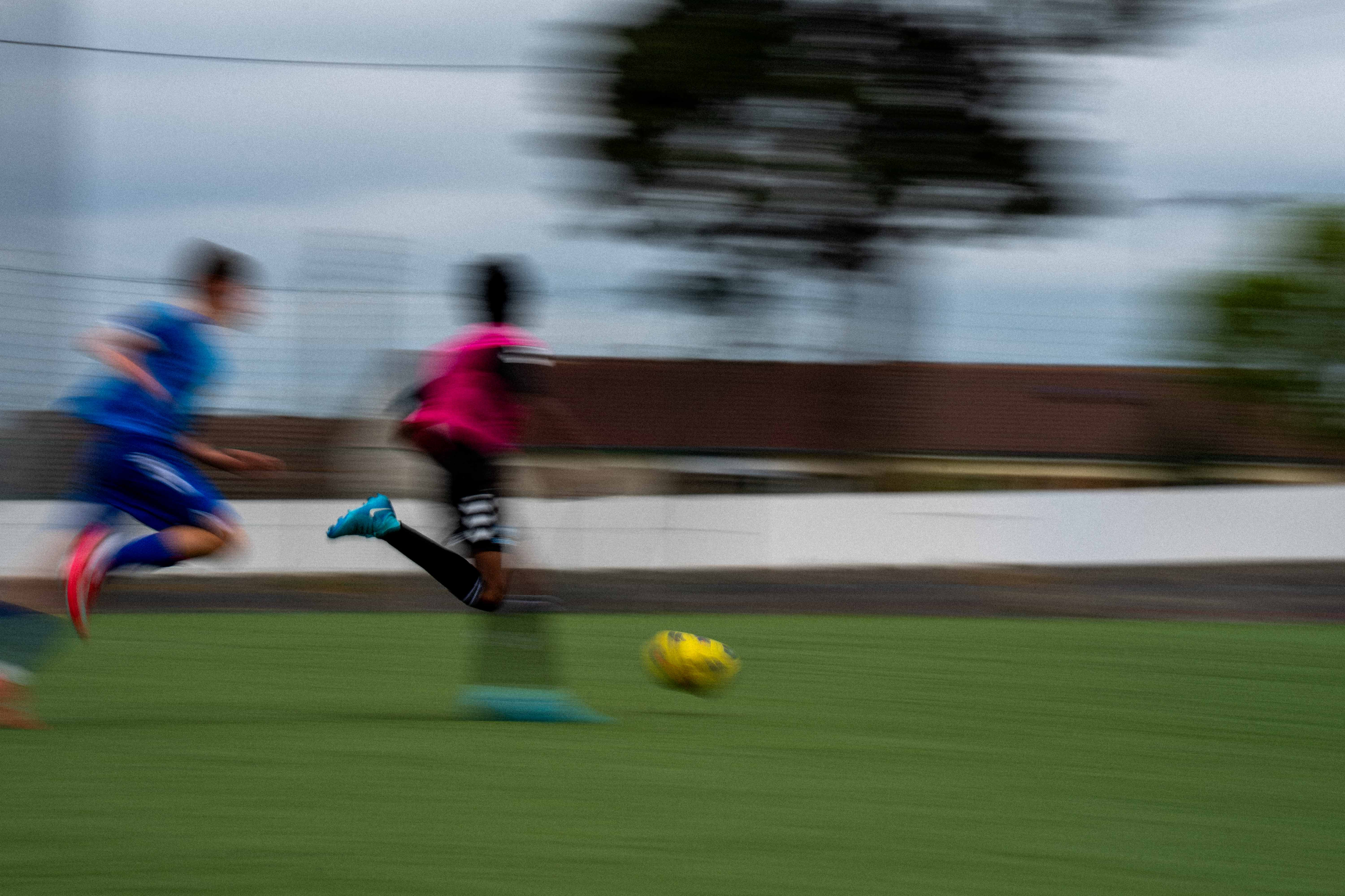 Jeunes footballeurs en pleine course