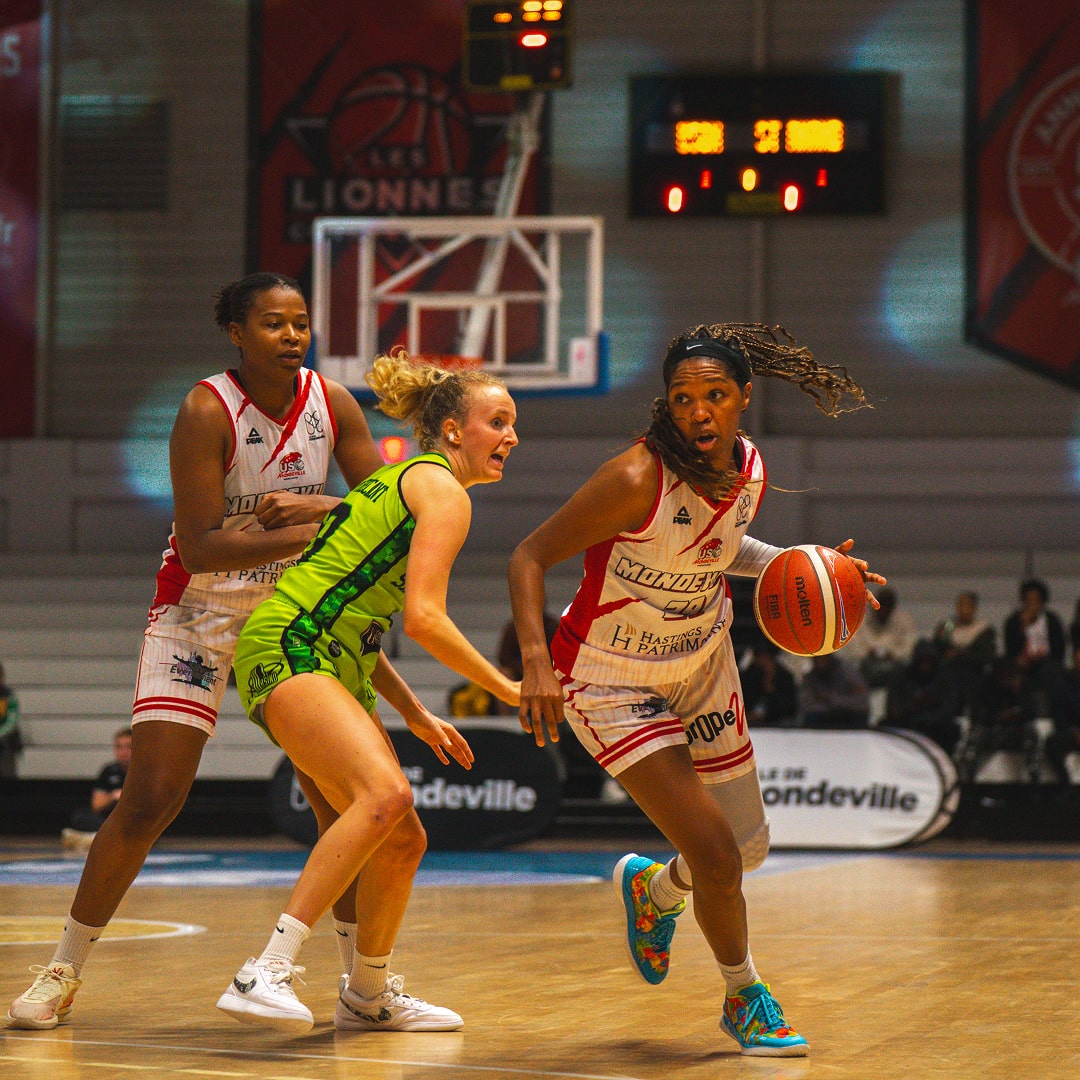 Joueuse USOM dribblant face à une défenseuse en match