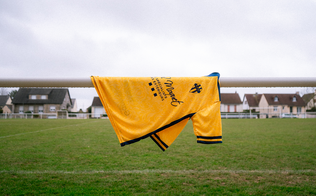 Maillot du SHVL sur une barrière