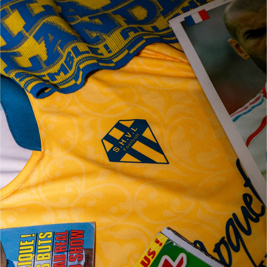Maillot de sport jaune avec logo posé à plat