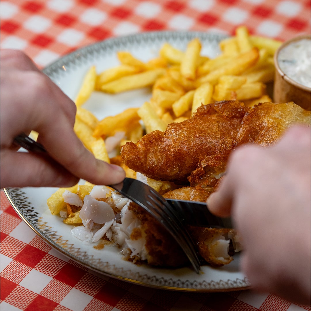 Assiette de fish and chips avec sauce tartare