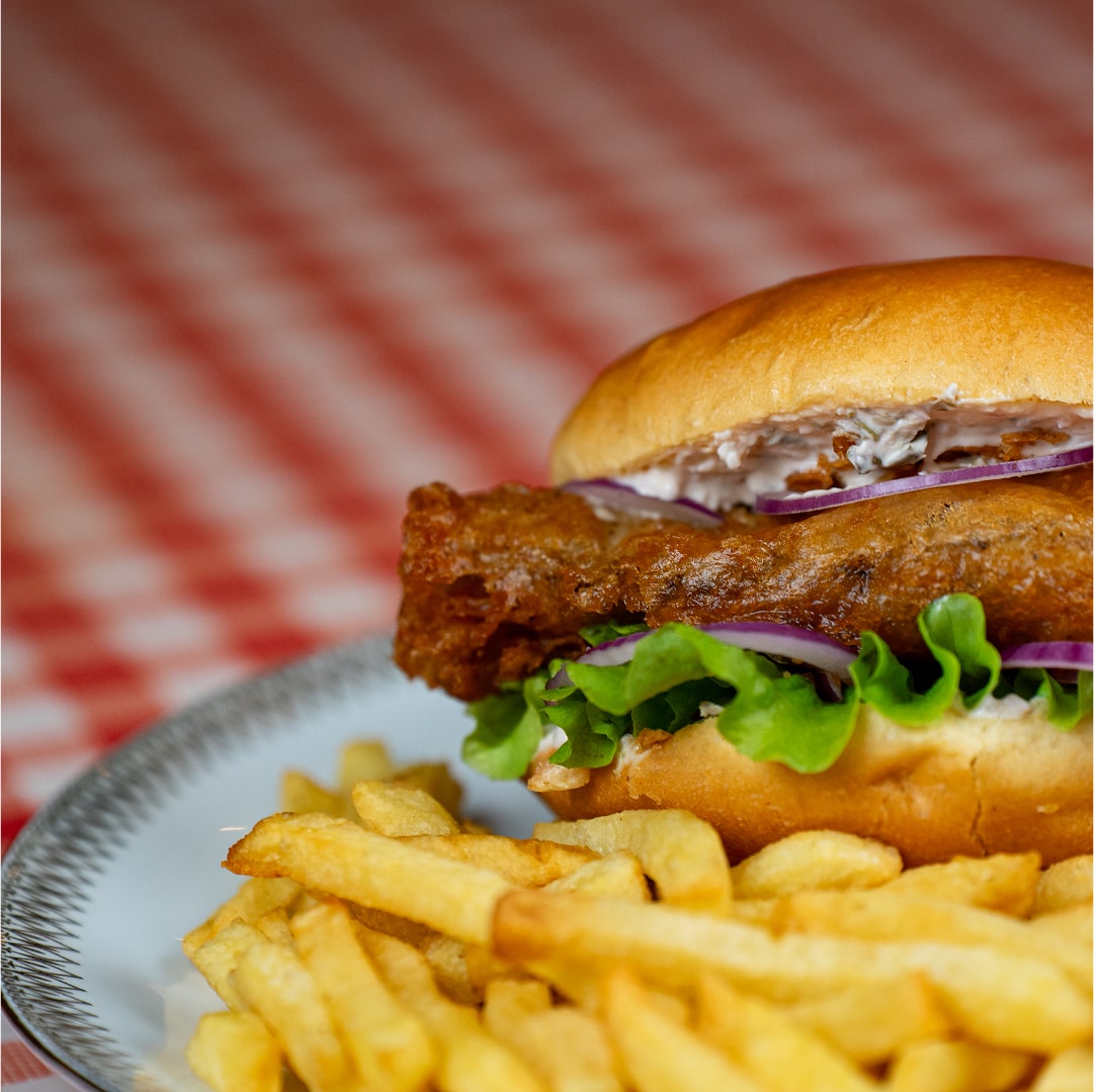 Gros plan sur burger poisson et frites