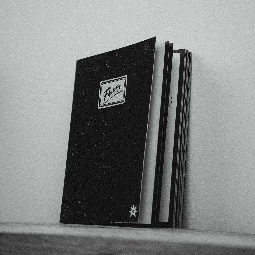 Livres noir sur une surface