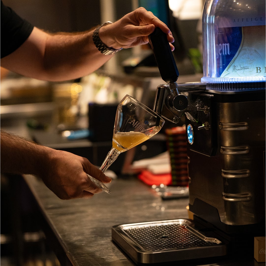 Préparation d'une bière avec une machine professionnelle