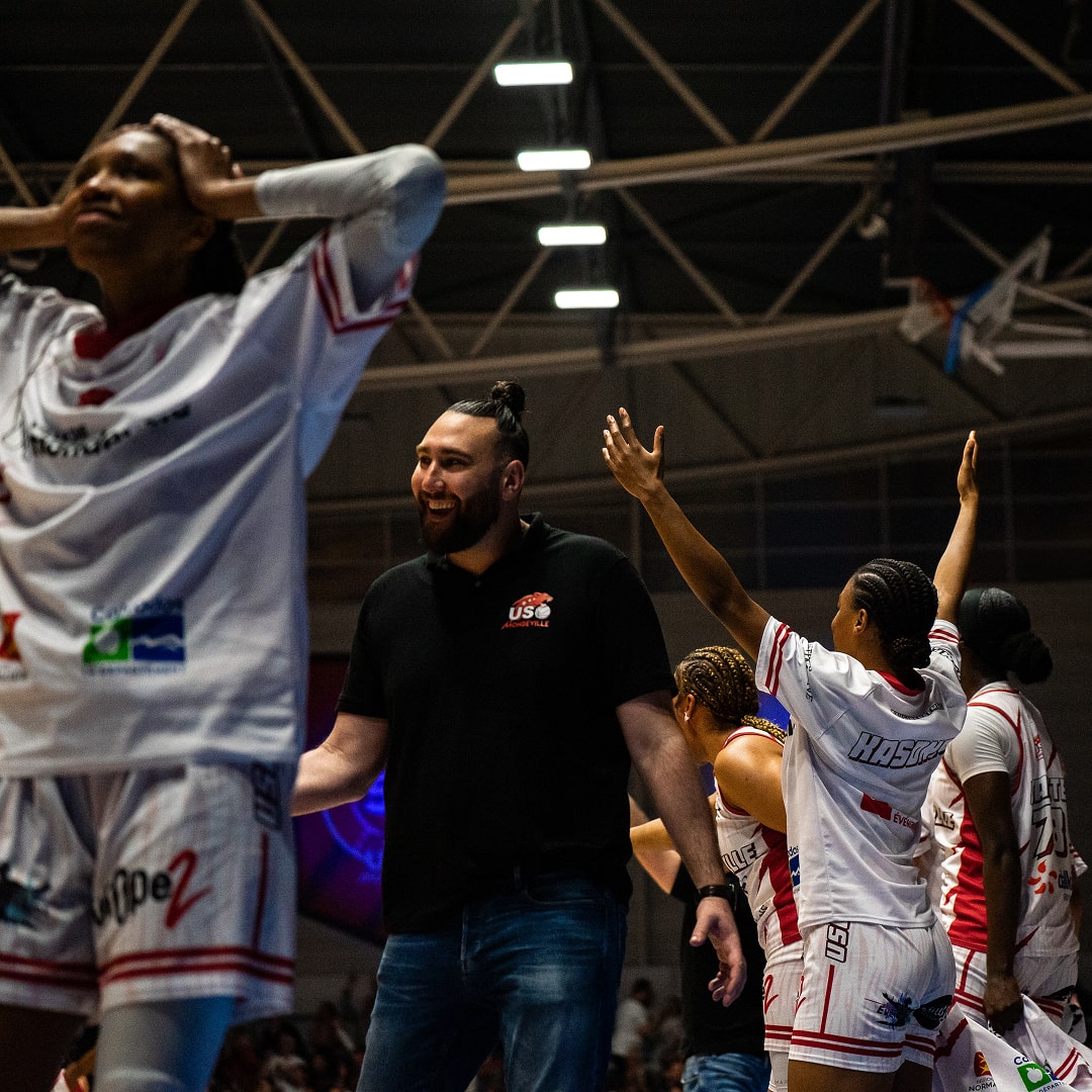 Coach et joueuses au bord du terrain