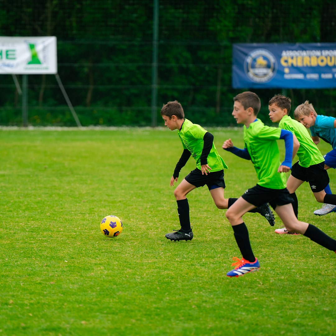 Match de jeunes joueurs en maillot vert et noir