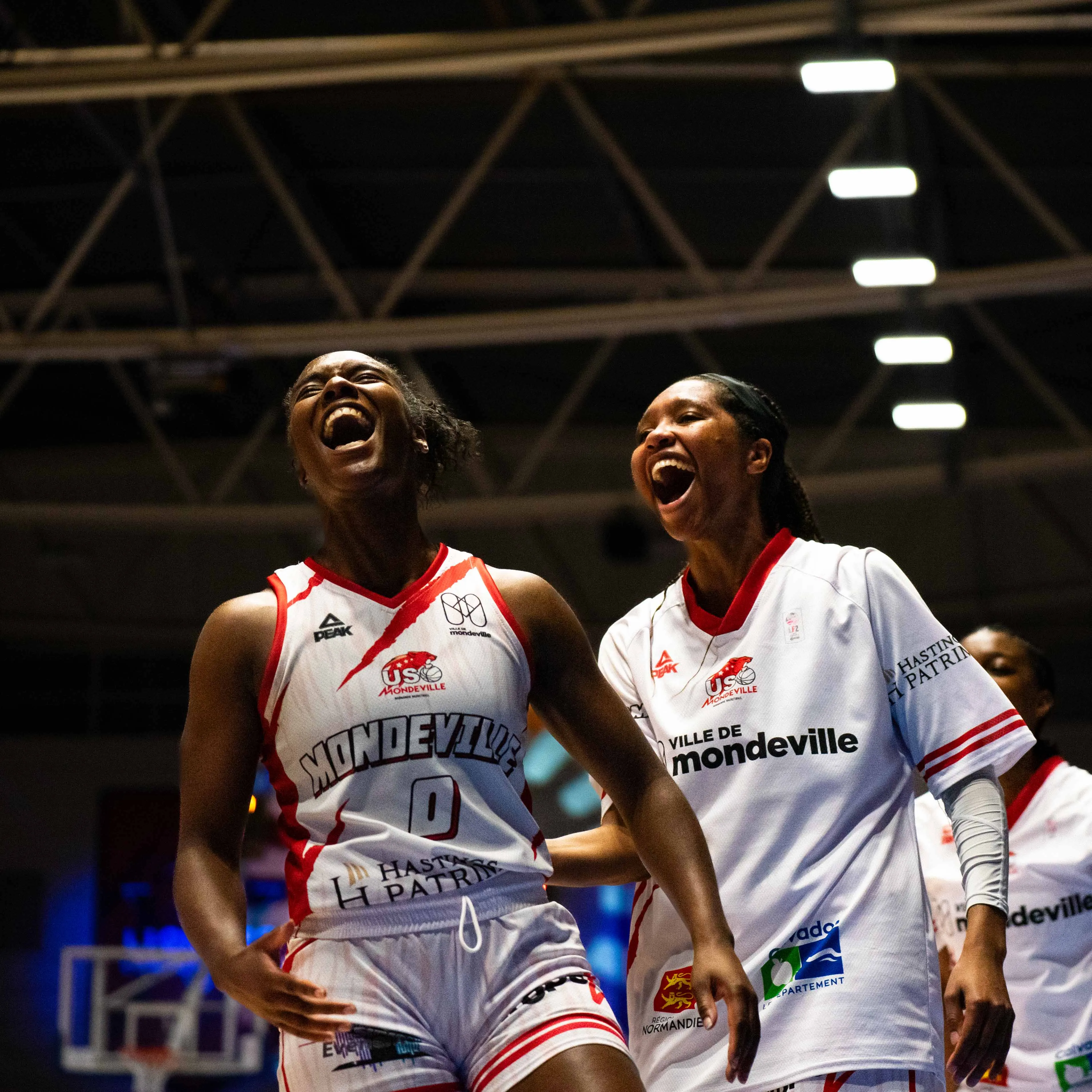 Joueuses USOM célébrant pendant une rencontre de basket