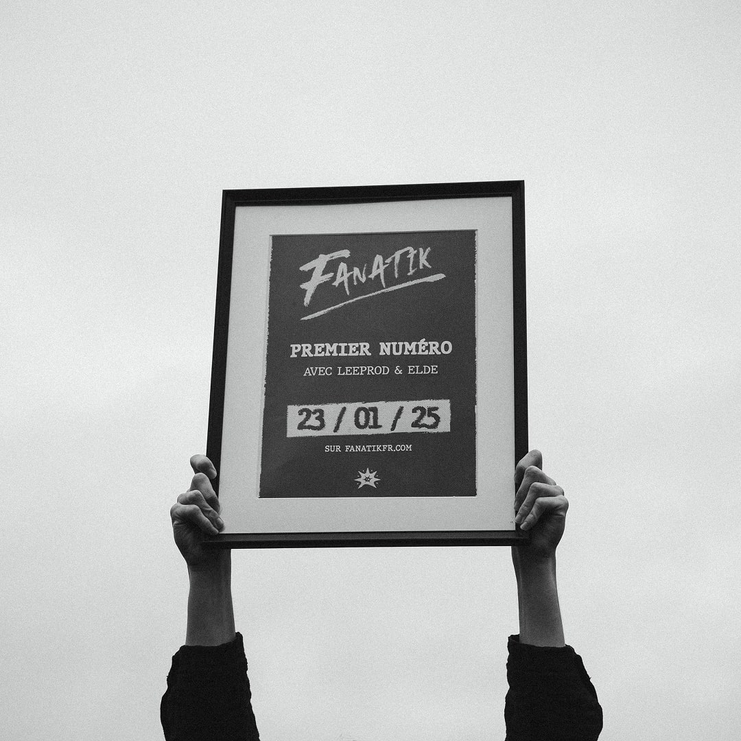 Affiche encadré avec logo posé sur un support blanc