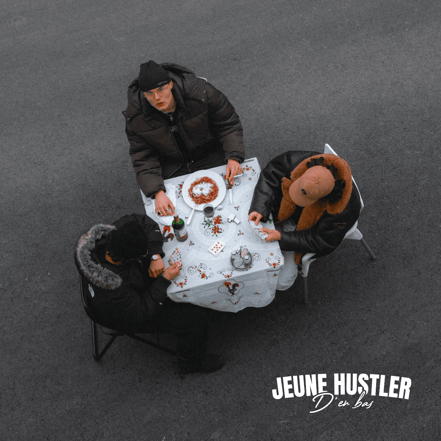 Rocka à une table dressée vue de haut