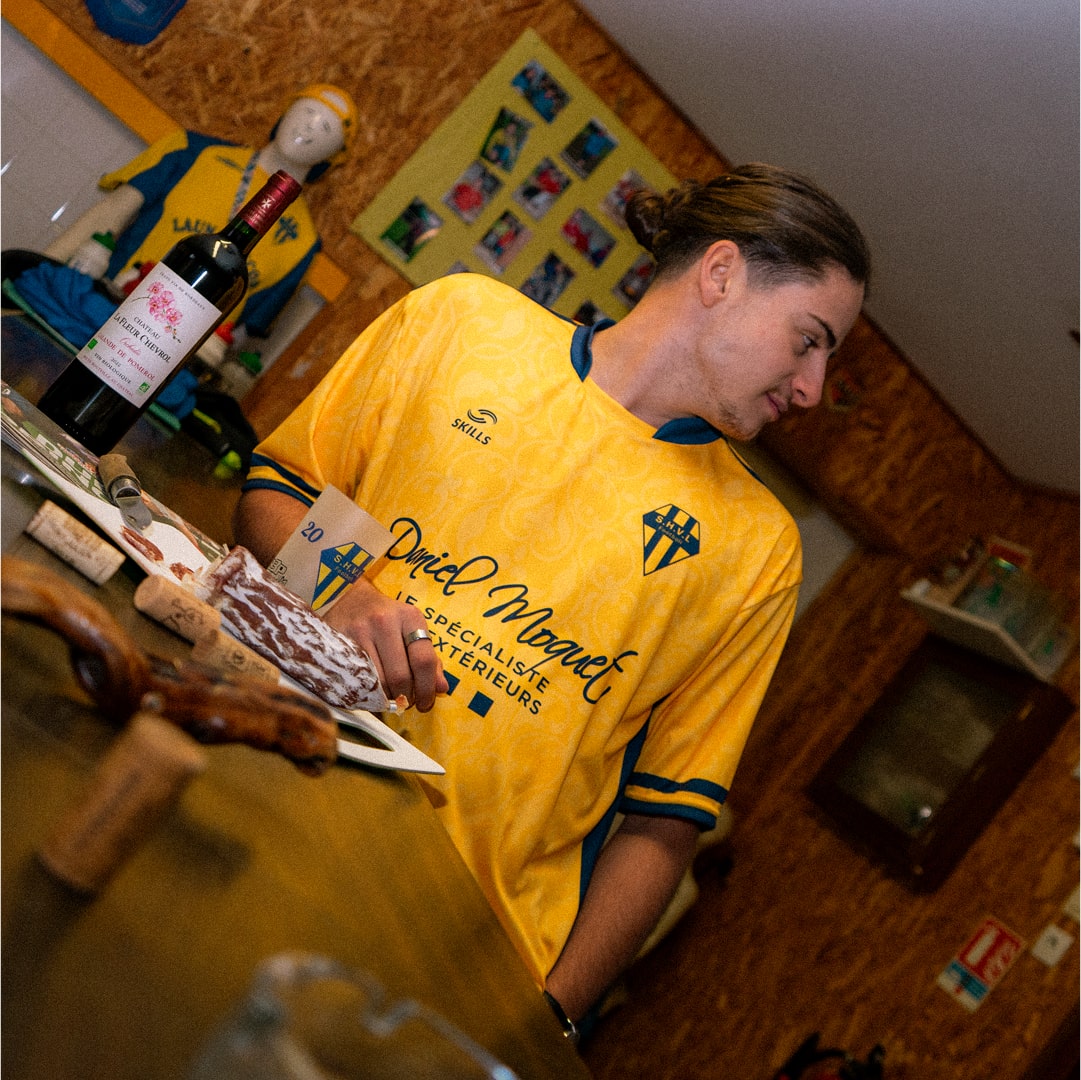 Personne en maillot jaune dans un apéritif