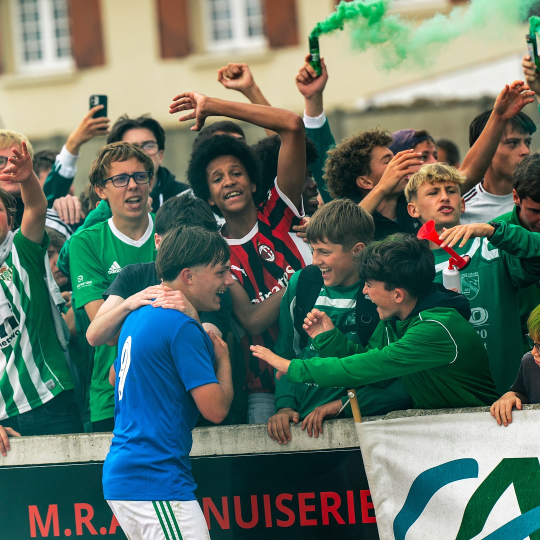 Supporters en liesse avec drapeaux verts dans les tribunes