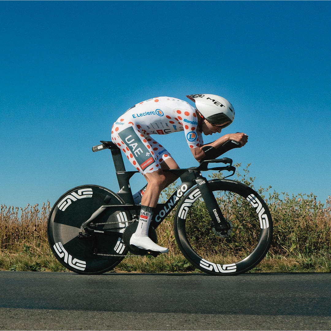 Cycliste en contre-la-montre sur route