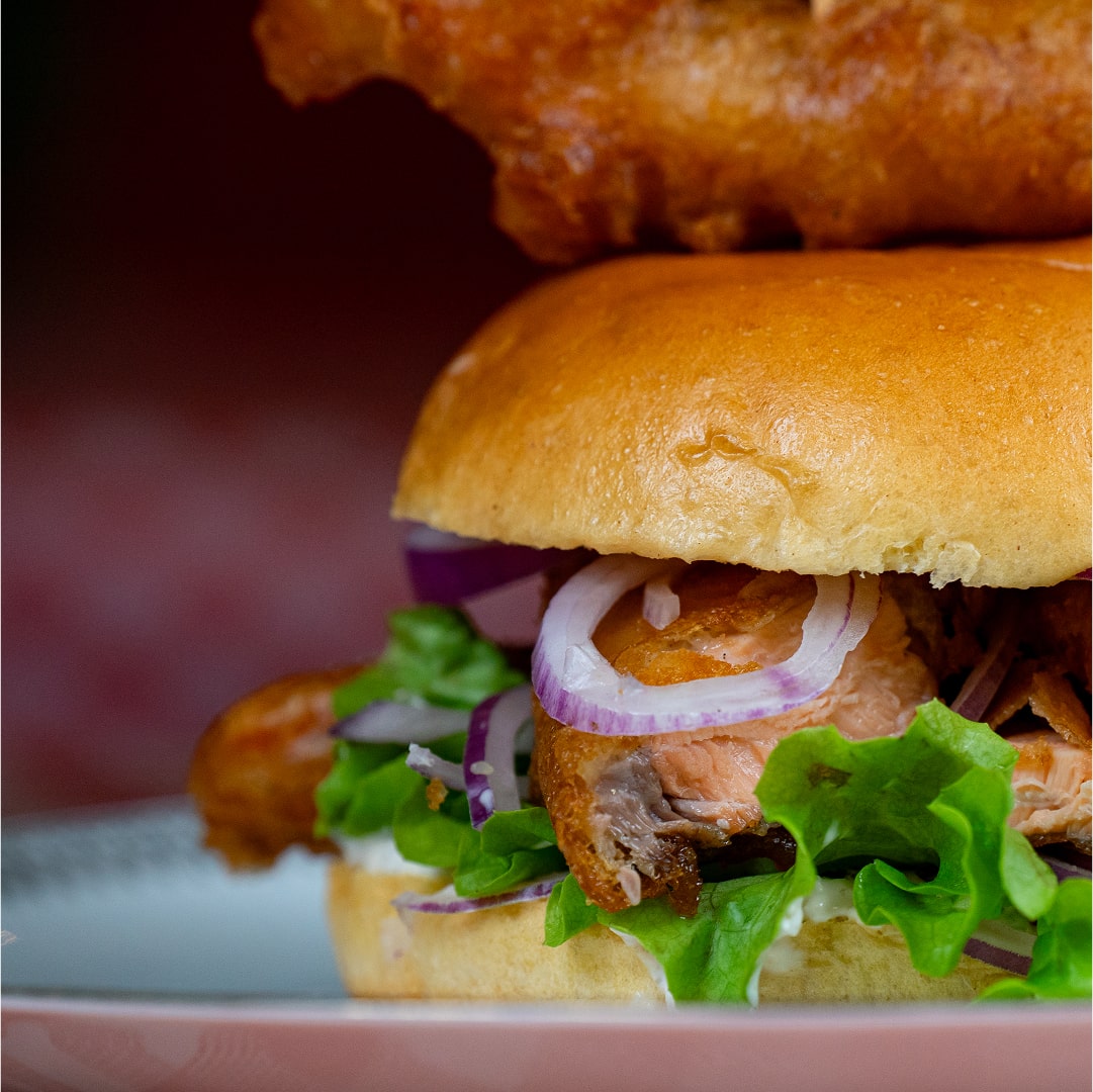 Burger de poisson blanc
 avec salade et oignons rouges