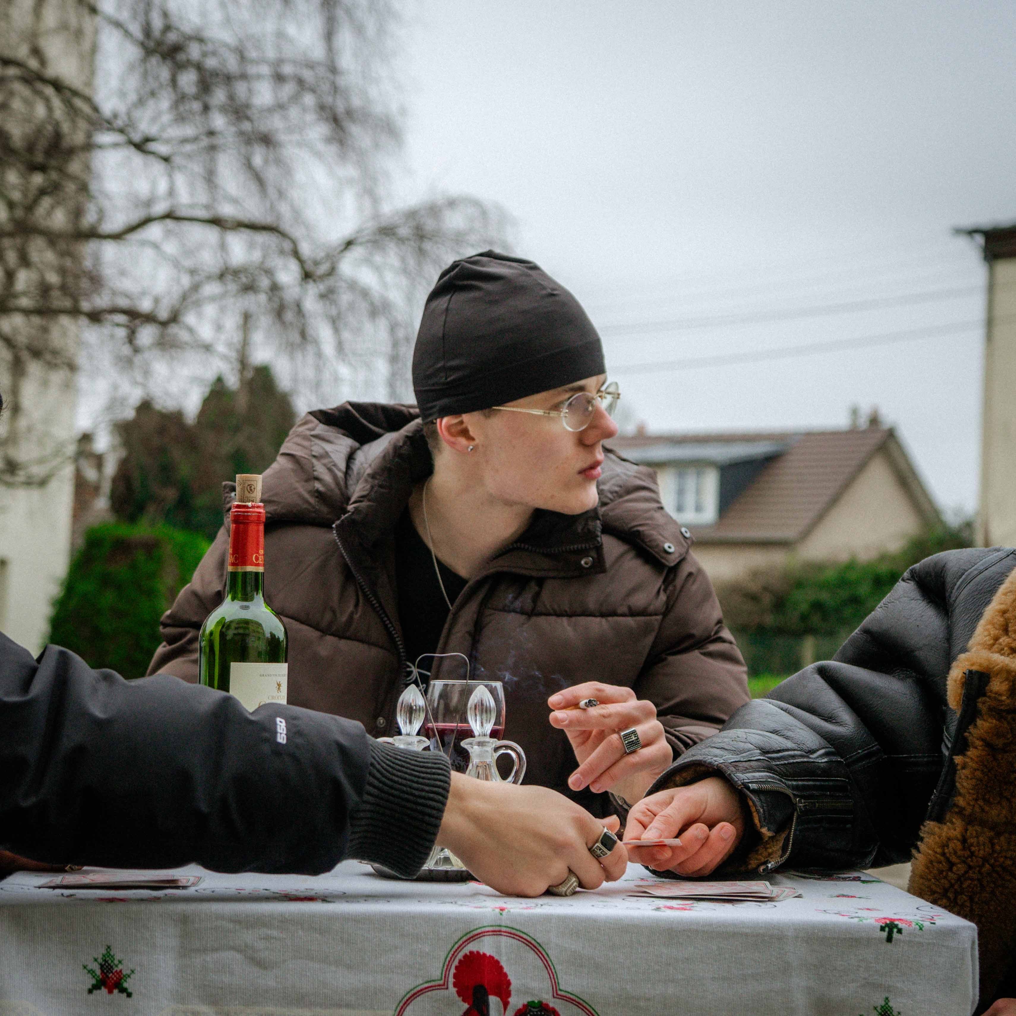 Rocka et des amis autour d'une table
