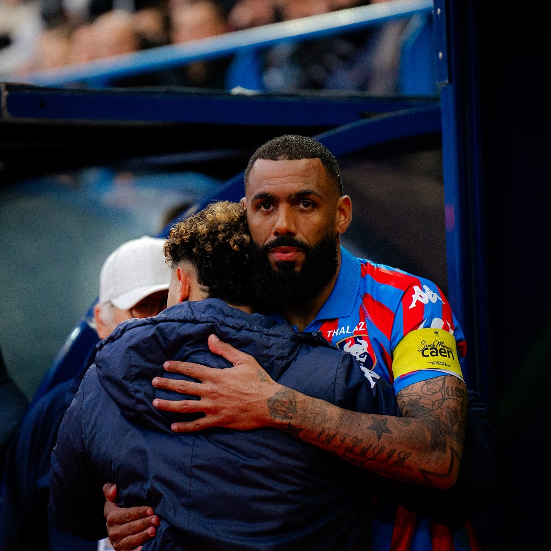 Yann M'vila avec Brahimi en avant-match