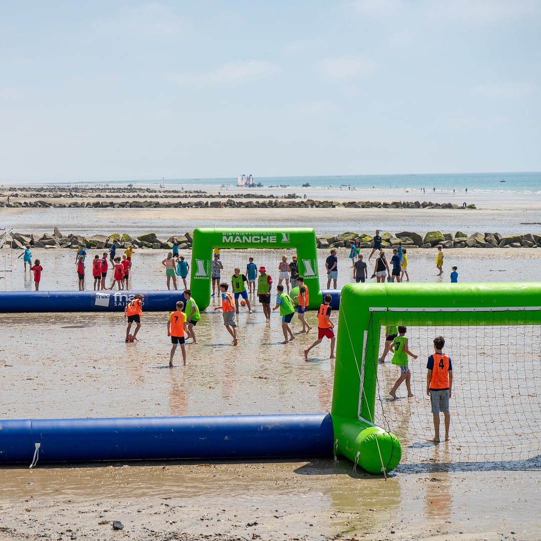Match de foot sur la plage avec buts gonflables